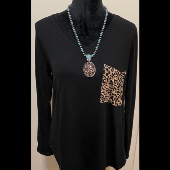 Black V-Neck Leopard Shirt Size Large - Picture 1 of 1